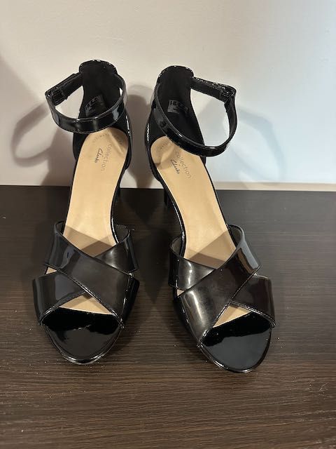 Nowe eleganckie sandały Clarks, rozm. 39,5