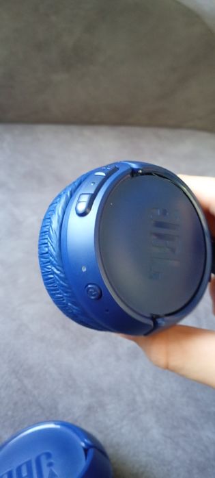 навушники JBL синього кольору