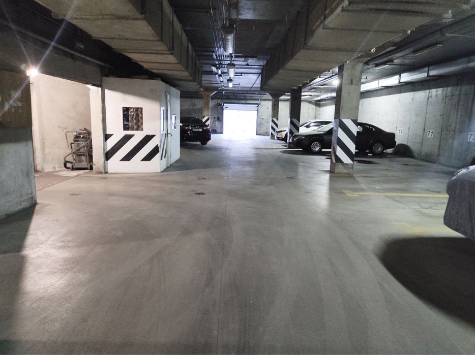 Продам парко место  в  центе  район К 12  Женева низ Проспекта Поля