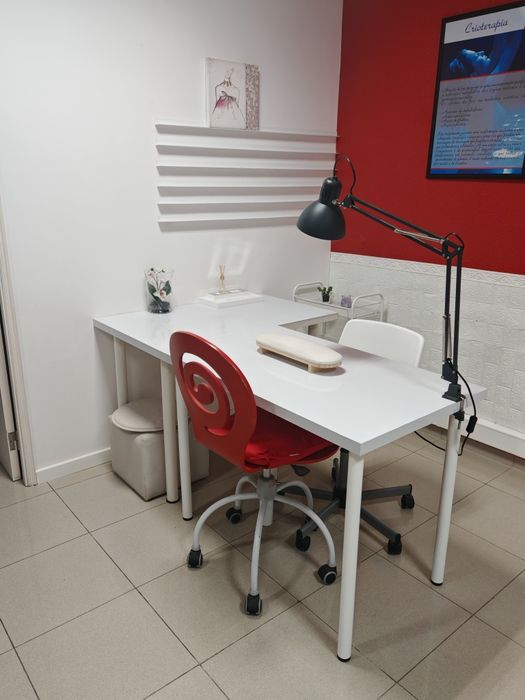 Espaço para manicure e pedicure em Almada