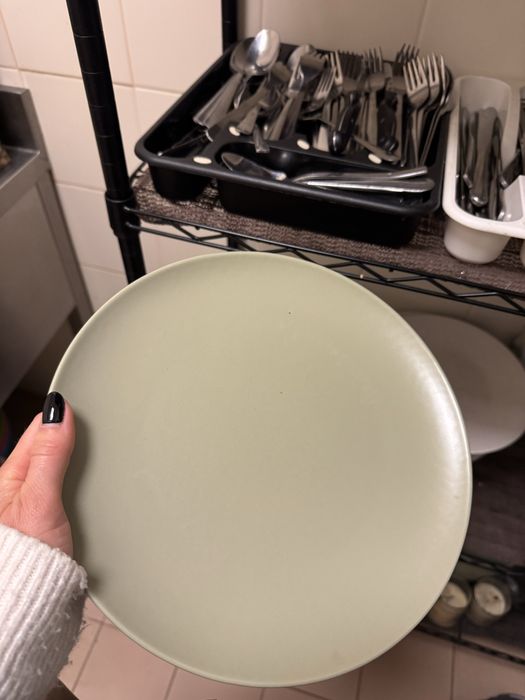 Pratos variados e material de cozinha