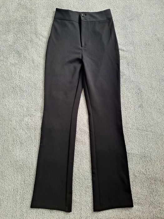 Czarne spodnie dzwony