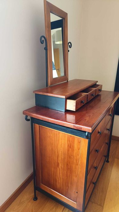 Cómoda em Cerejeira estrutura ferro