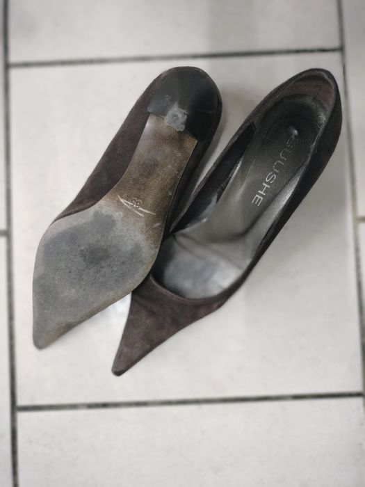 Sapatos castanhos de salto fino, muito elegantes