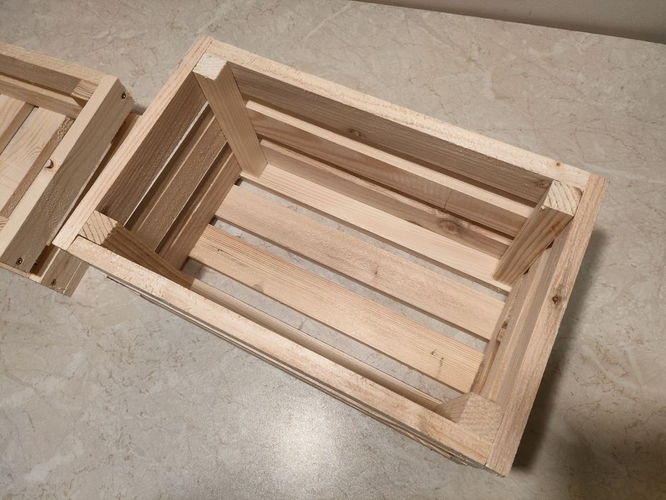 Skrzyneczka drewniana ozdobna, na kwiatki, przetwory sosnowa