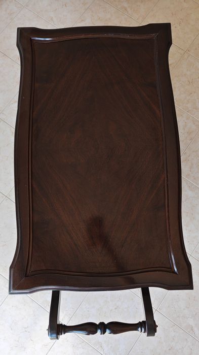 Mesa garrafeira com rodas