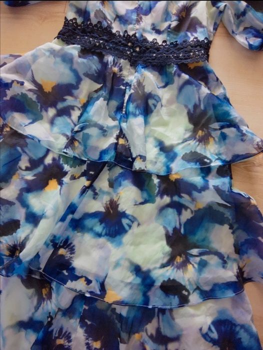 Elegancka sukienka falbany kwiaty bratki wesele L