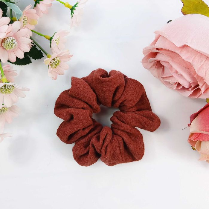 Gumka do włosów scrunchie muślin bawełna mahoń brąz M handmade