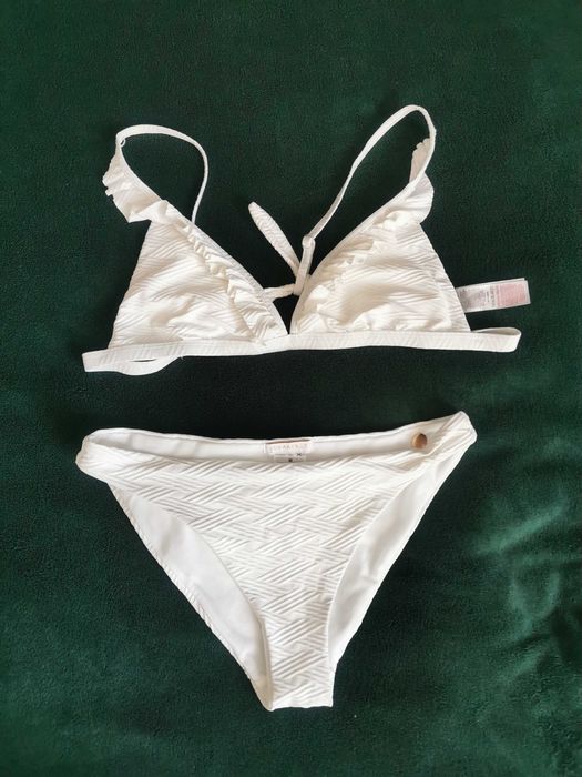 Biały strój kąpielowy bikini