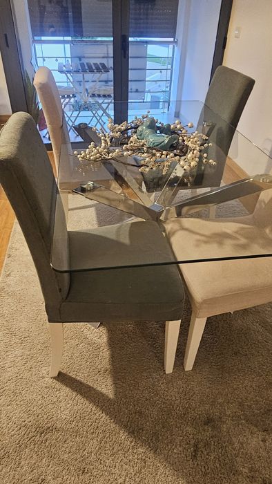 Mesa de vidro com pés prateados – 200 €