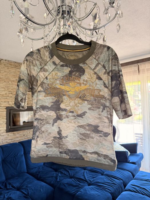 Koszulka moro z złotymi aplikacjami – militarny styl