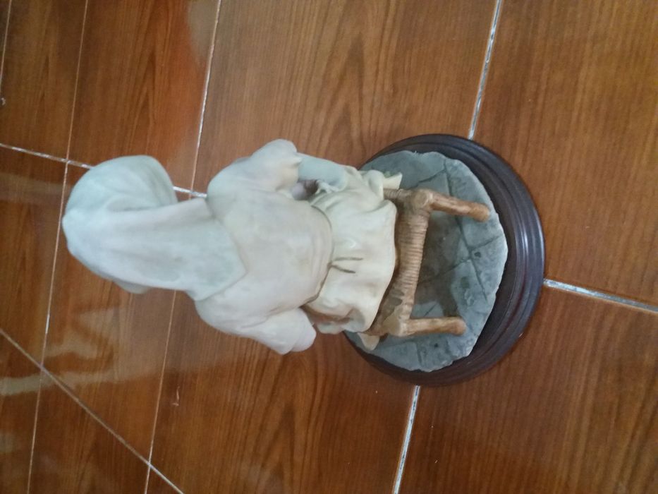 Estatueta / Estátua / Bibelô Decorativa / Mãe Pobre em marfinite