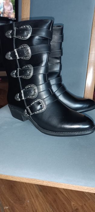 Botki, kowbojki, czarne ze sprzączkami.