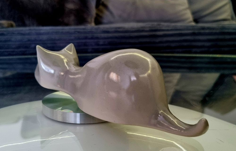 Sygnowana figurka Kot polujący Chodzież, lata 60.