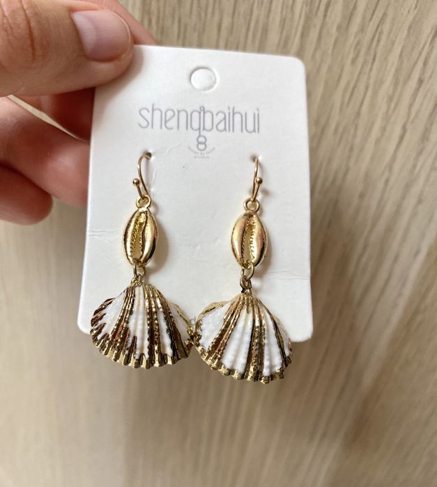 Brincos c/ Conchas - dourados e brancos (novos)