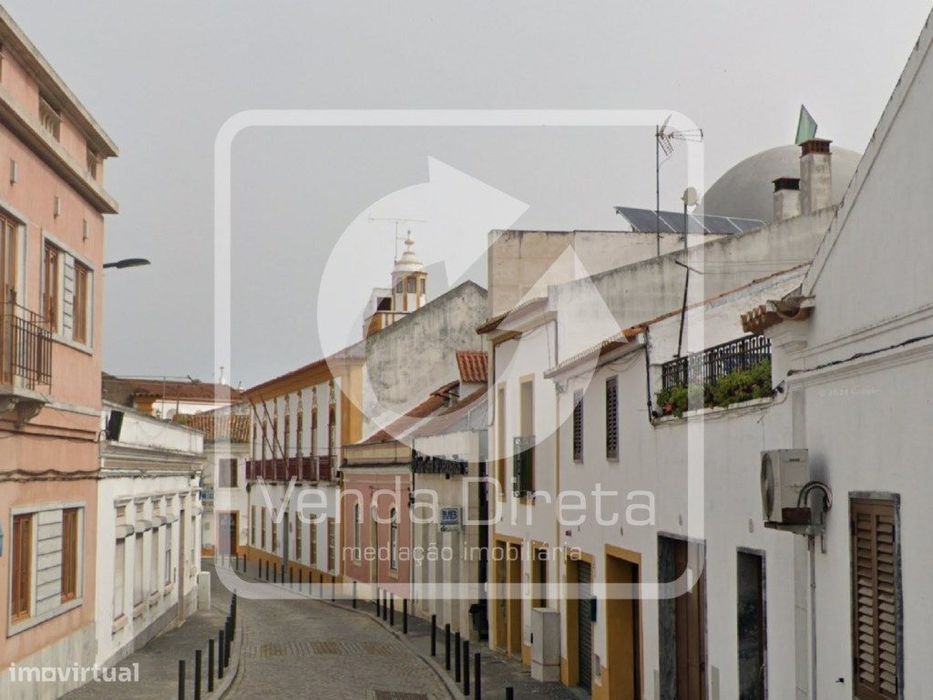 Prédio de 2 pisos, com 336 m², no centro da Vila de Cuba, distrito ...