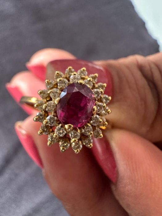 Anel noivado ouro 19,2 k,com rubi natural e 38 diamantes
