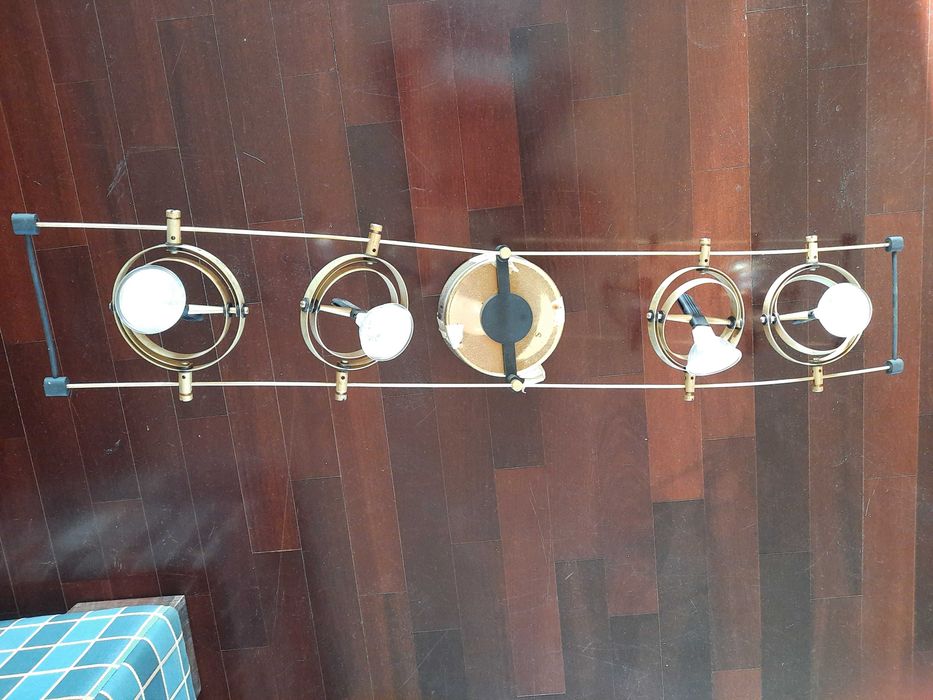 Candeeiro de teto dourado