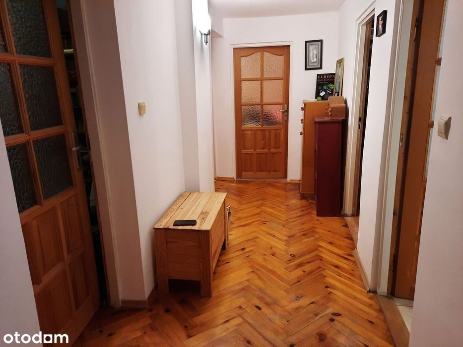 Urokliwy cichy przestronny dom wolnostojący, duży garaż oraz działki.
