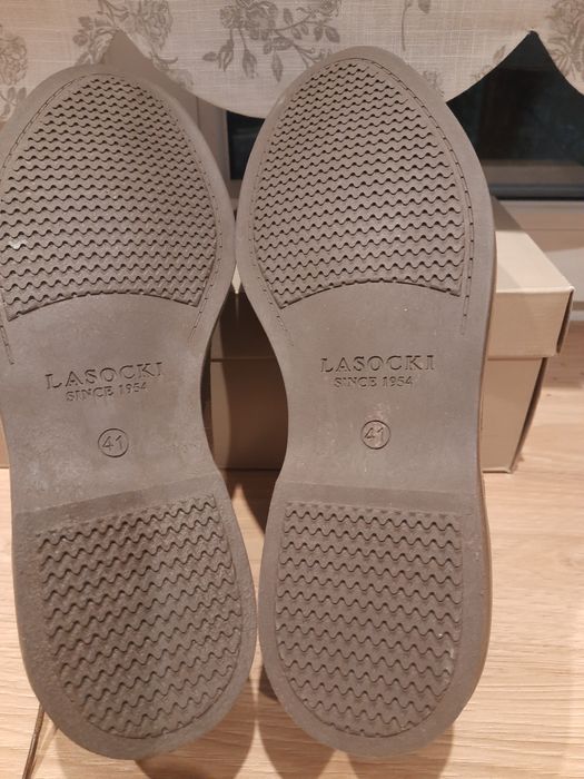 Buty zamszowe Lasocki