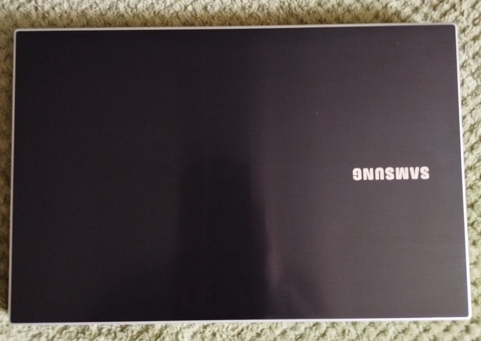 Ноутбук SAMSUNG 300V5A-S06UA + Подарок