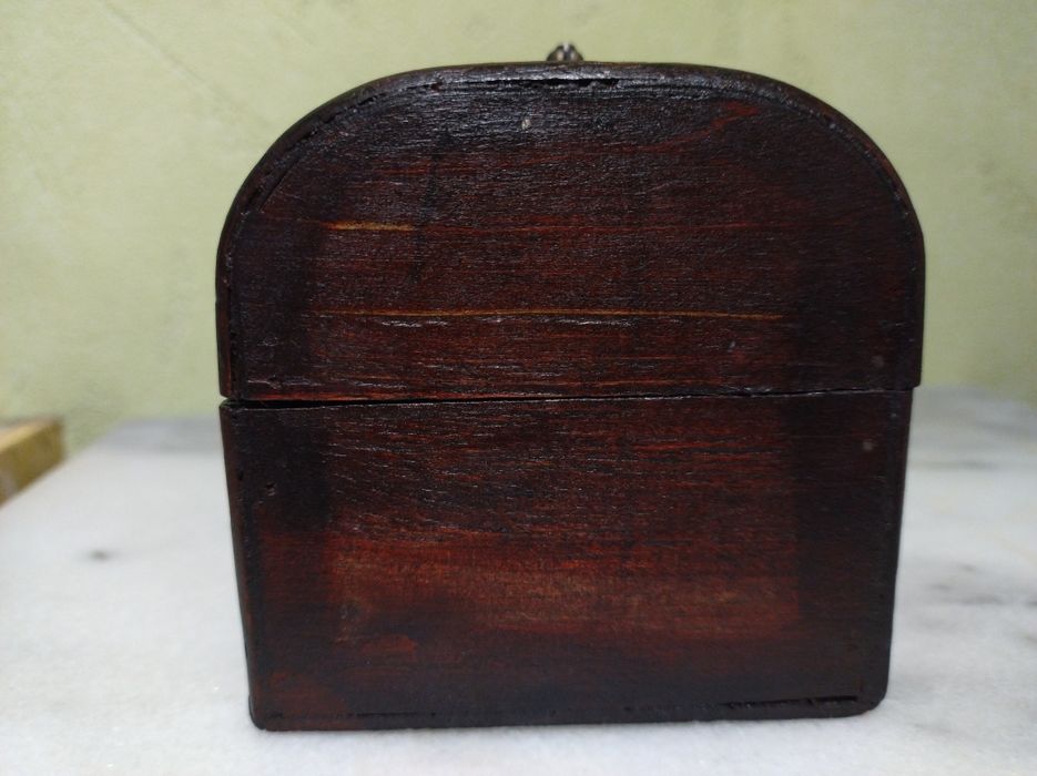 Продам шкатулку сундучок.