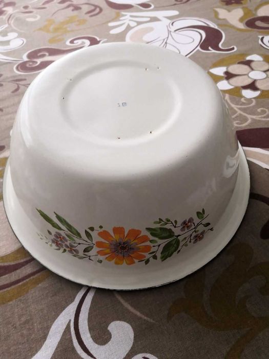 Глубокая эмалированная тарелка