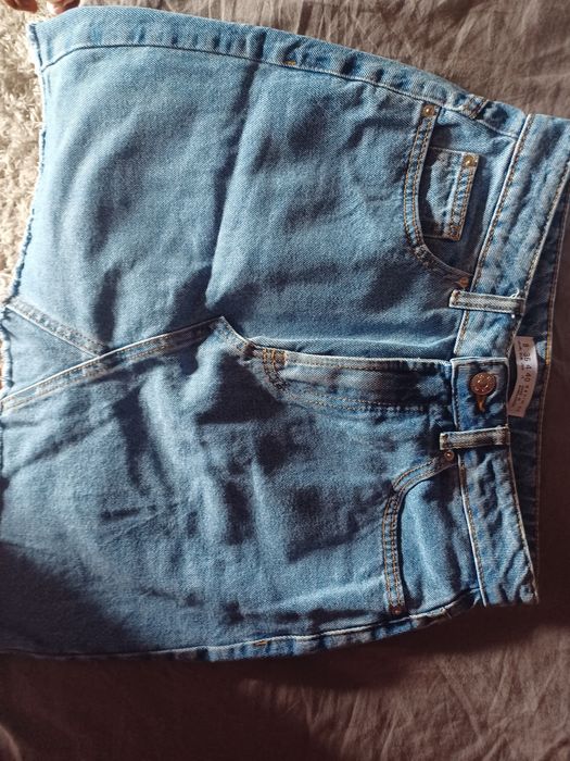 Selling various clothing items
Blue Stradivarius sweater - €7.50
Striped skirt