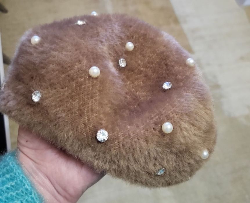 Шапка Берет с камнями и жемчугом альпака