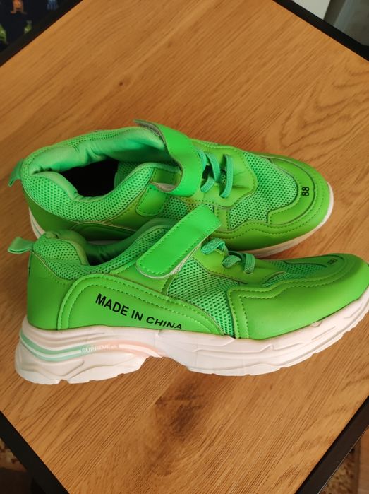 Limonkowe buty sportowe.