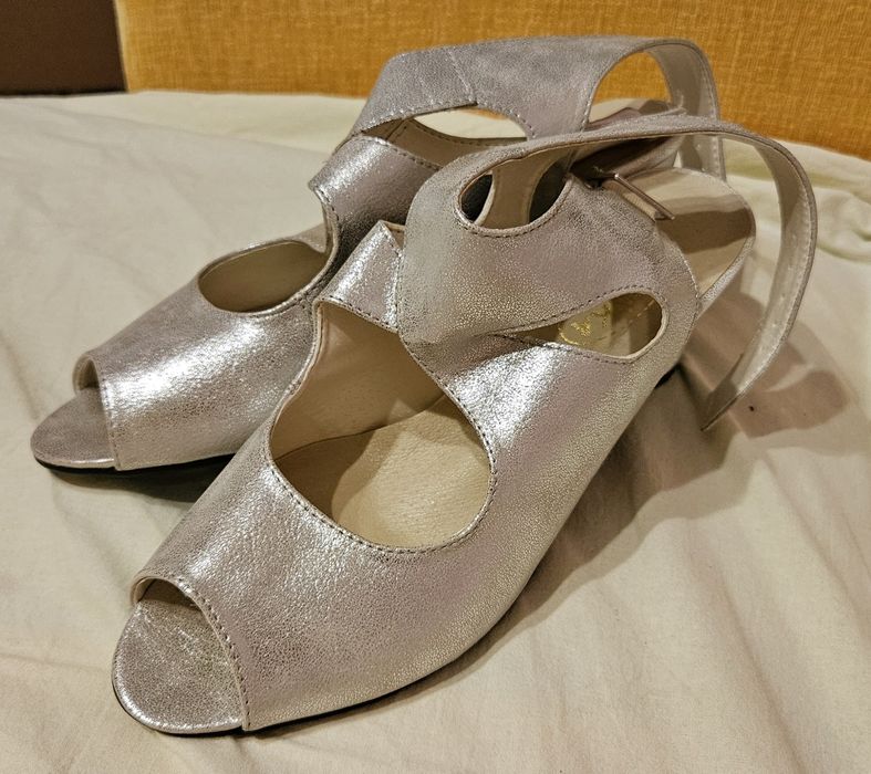 Srebrne buty na słupku