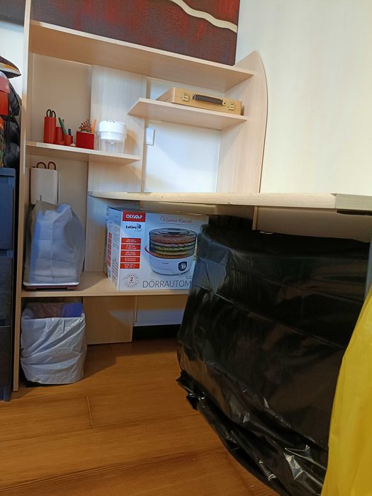 Mesa com prateleiras em bom estado