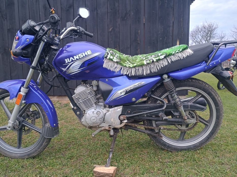 Продаєць мотоцикл