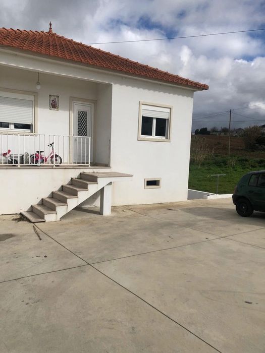 Alugo T2 nos Capuchos Alcobaca