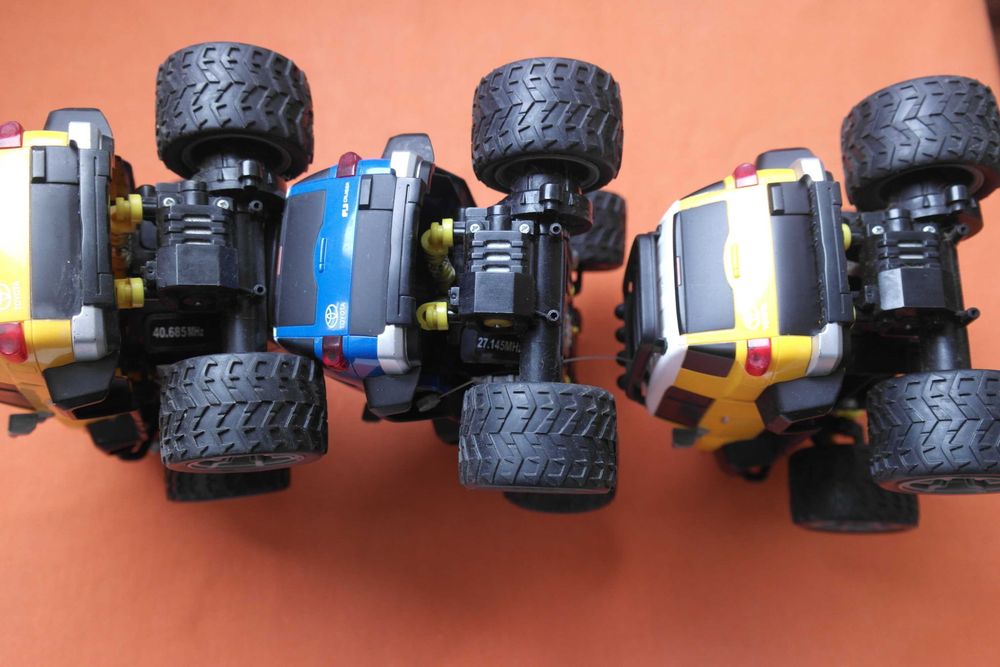Машина на радиоуправлении Auldey Toyota FJ Cruiser 1:28