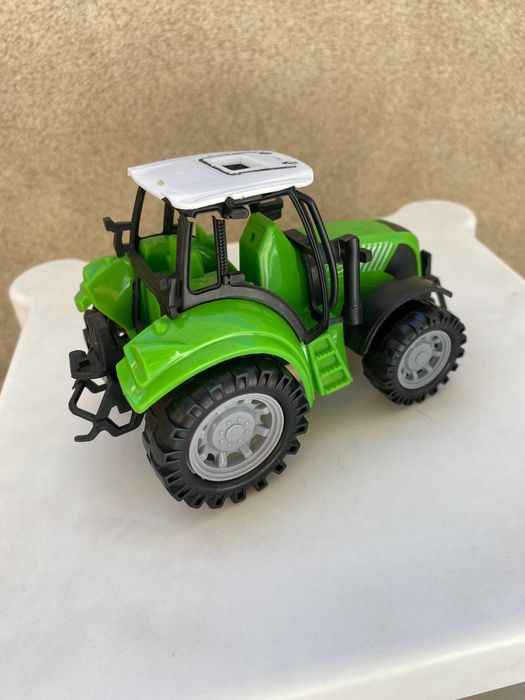 Trator de Brinquedo Verde - Usado em Bom Estado