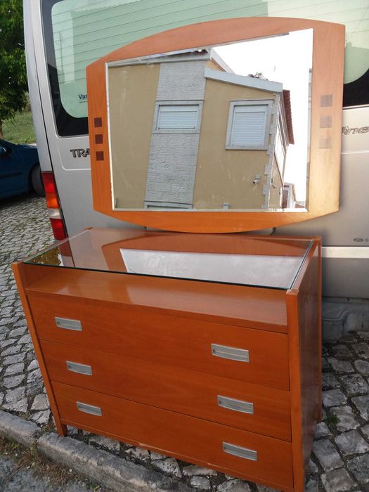 Cômoda com 3 gavetas espaçosas, espelho incluído....