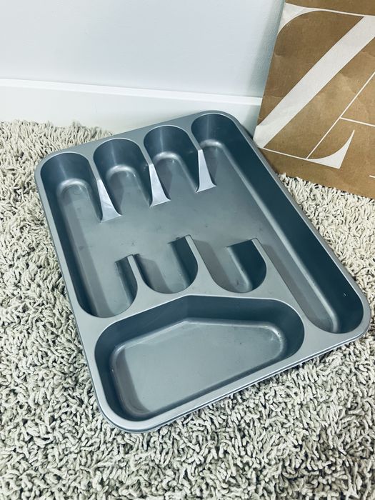 Piekna szary separator na sztucce do szuflady organizer