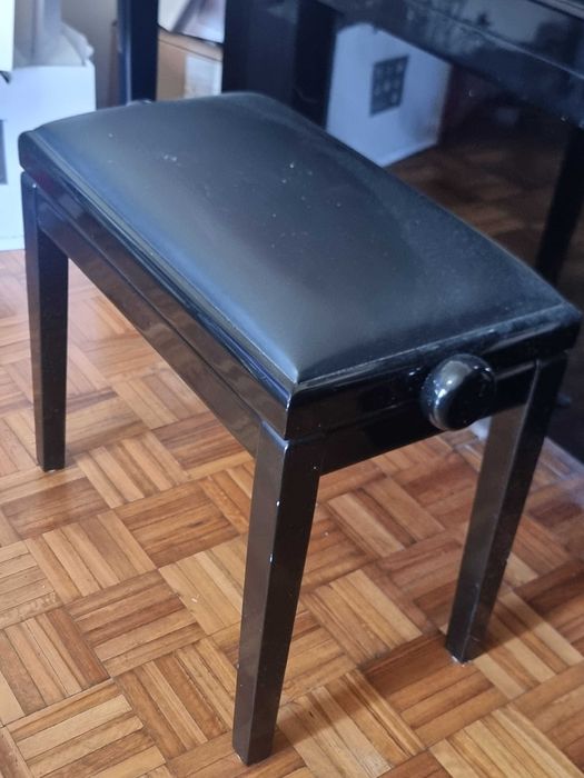 Piano acústico vertical da Miki