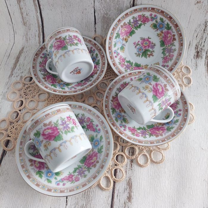 Chińskie małe duo, trzy zestawy i jeden spodek. Przedmioty prezentują