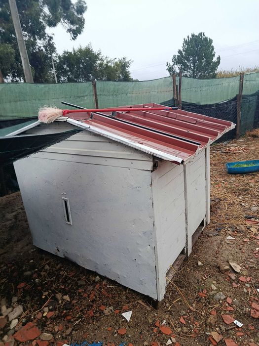 Casota para animais e comedouro