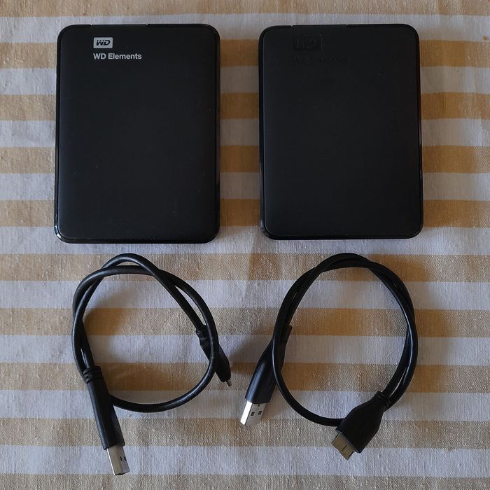 Conjunto de dois discos WD (3TB e 2TB) de armazenamento externo
