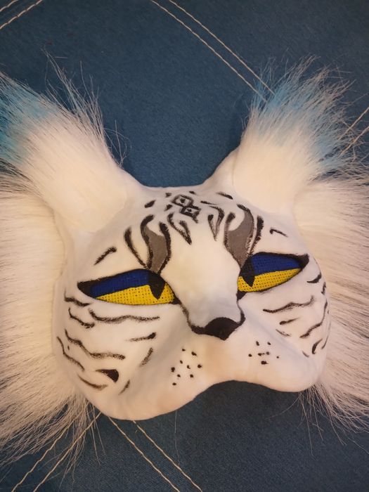 Маска в наявності.