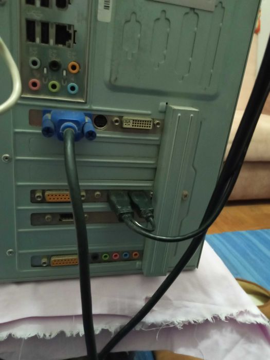 Computador Pentium 4, 3000 MHz com monitor PHILIPS e Teclado e rato