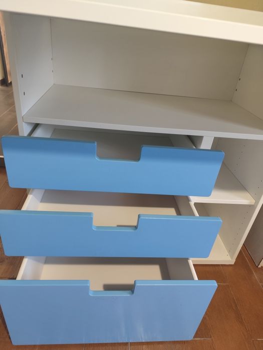 Cama de grades e secretária/muda fraldas