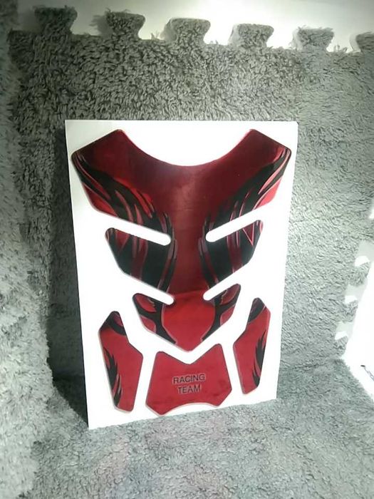 Защита на бак мотоцикла, отличного качества, наклейка