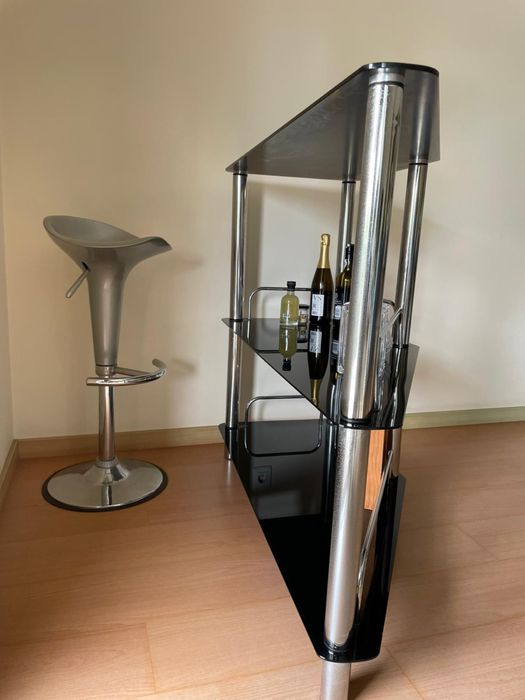 Mesa de Bar e Cadeira.