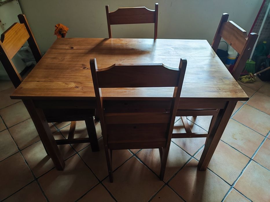 Conjunto de mesa + 4 cadeiras