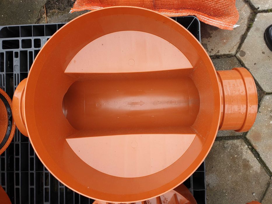 Kineta przelotowa 315/160 studzienka kanalizacyjna