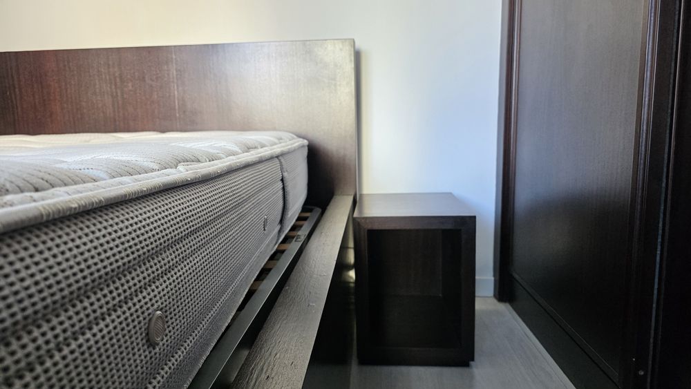 Cama + 2 Mesas de Cabeceira em Madeira Maciça Wengué